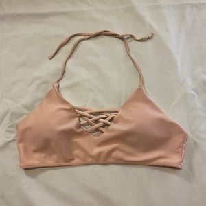 Large bikini top with crossed details in front, light pink swimsuit